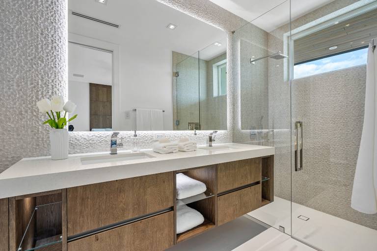 Custom mirror installed by Luxury Glass Systems in South Florida